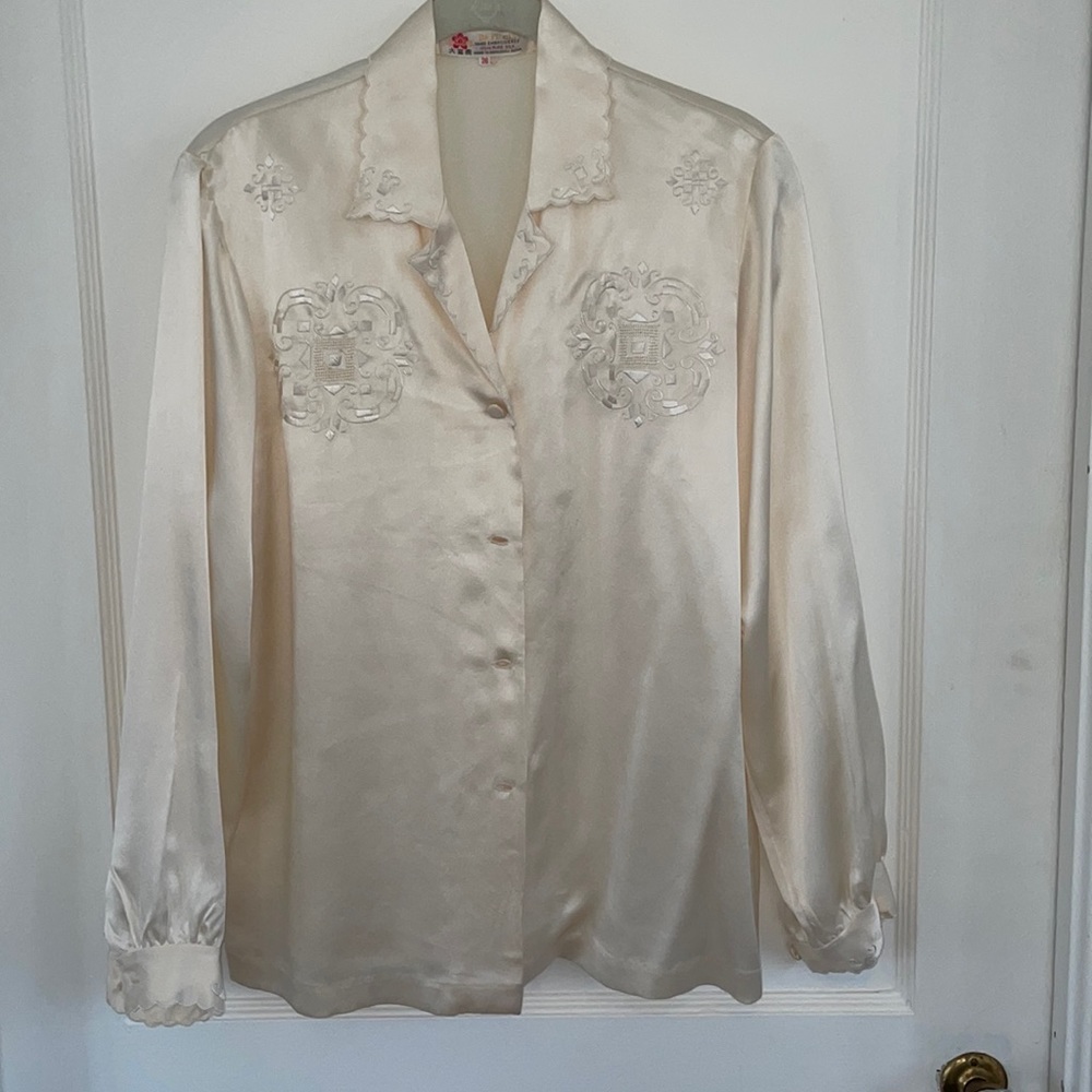 Vintage silk hand-embroidered blouse, v-neck collar Runs small EVC